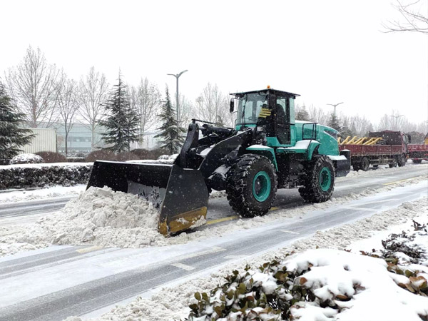除雪保暢，山推鐵肩道義勇擔重任！