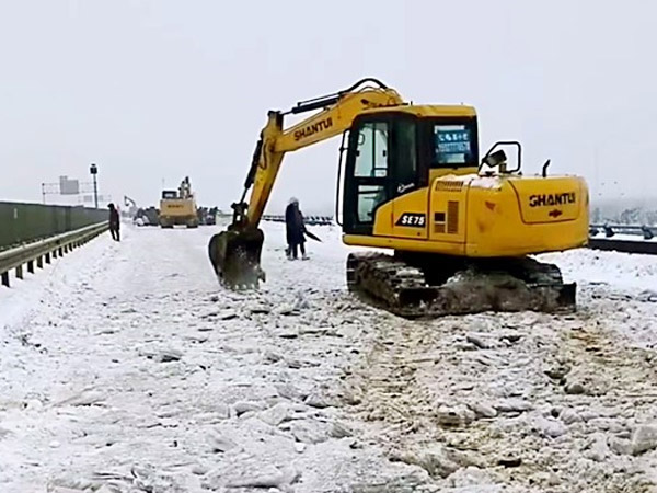 除雪保暢，山推鐵肩道義勇擔重任！